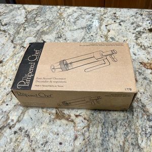 Pampered Chef Easy Accent Decorator- like new!